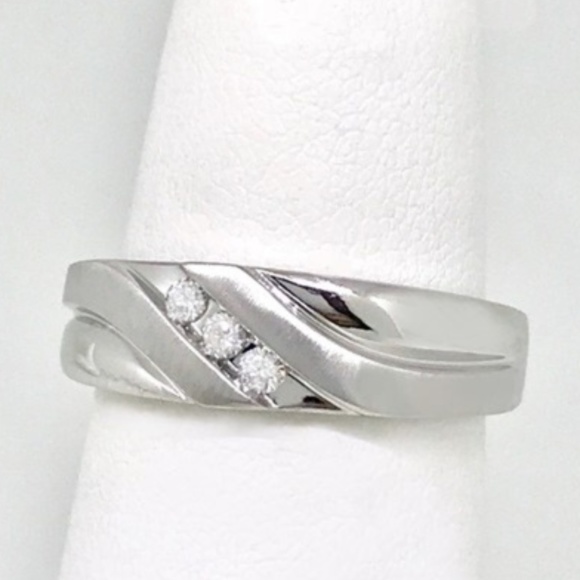 Men's.30 ctw diamond & solid 10 kt heavy WG ring